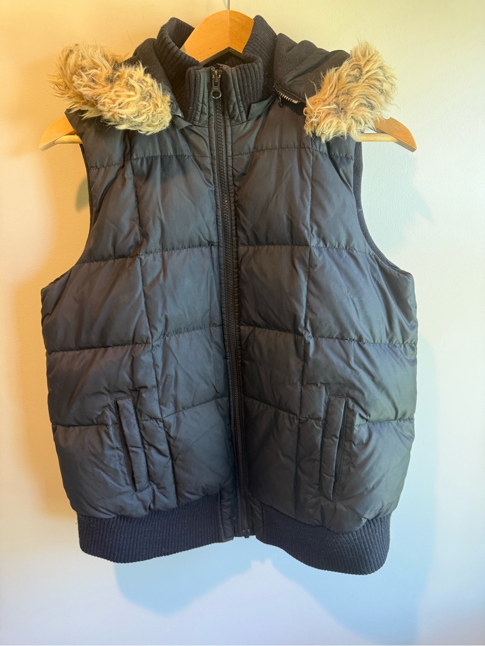 Old Navy Down Filled Maternity Black Puffer Vest Removable Faux Fur Hood, size s